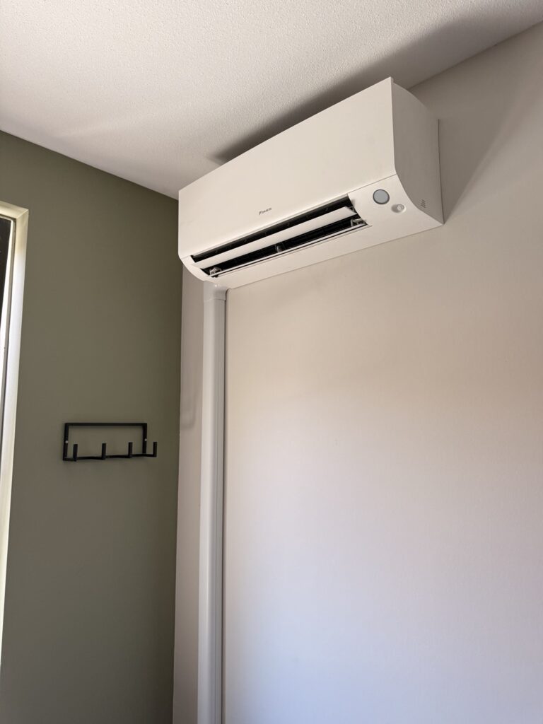 Wandmodel airco geïnstalleerd in een slaapkamer