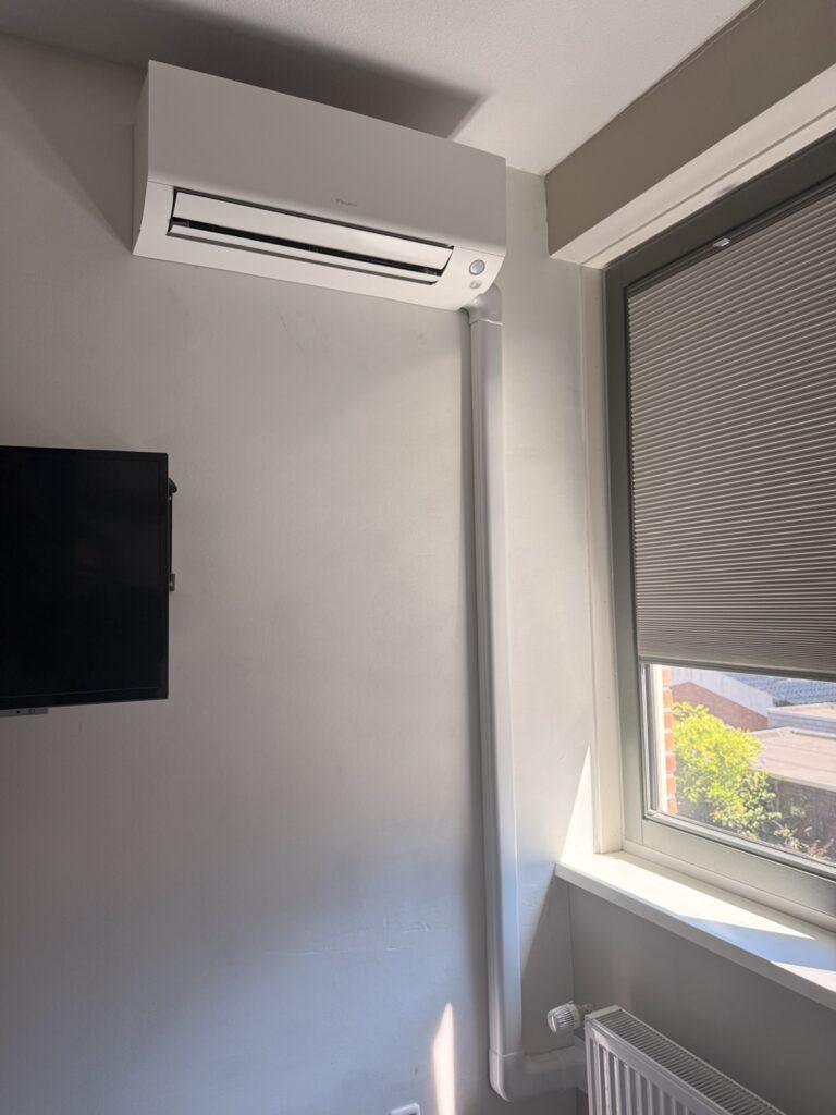 Wandmodel airco geïnstalleerd in een slaapkamer