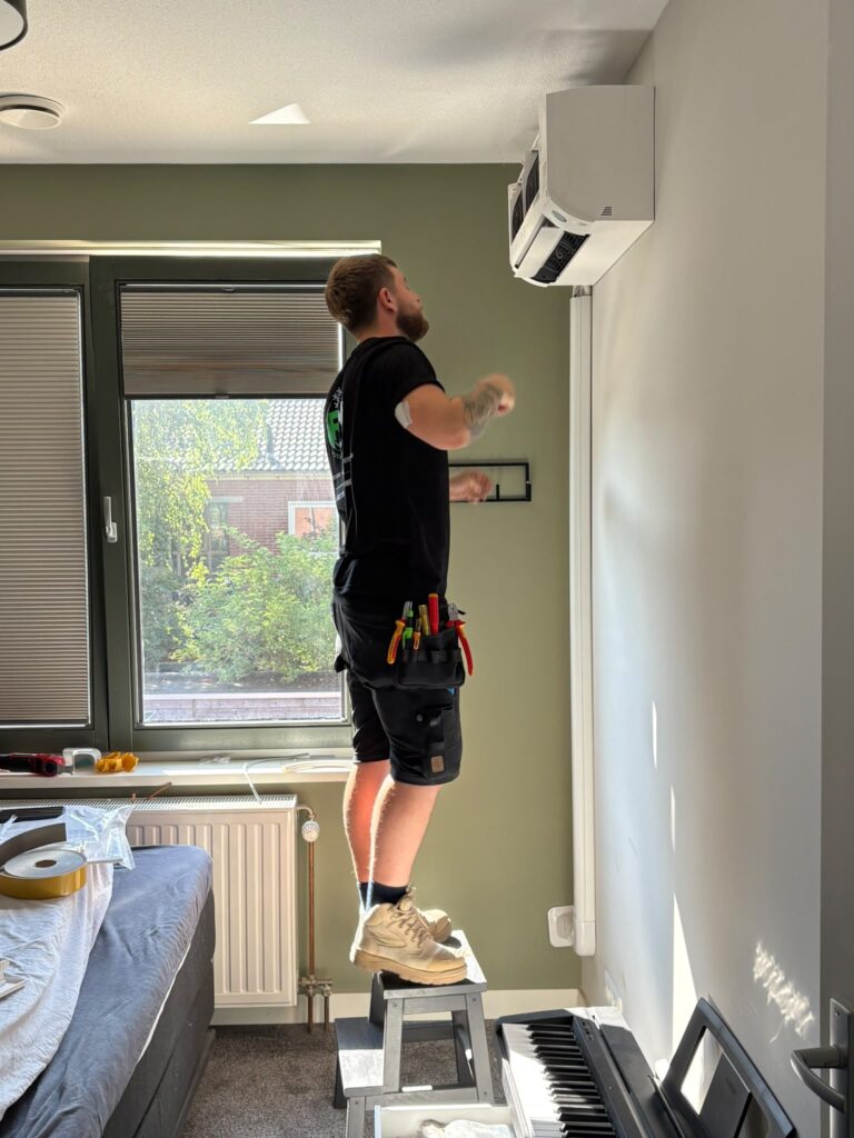 Monteur werkt een wandmodel airco netjes af