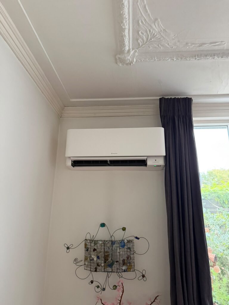 Wandmodel airco geïnstalleerd in een slaapkamer