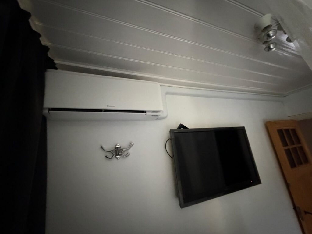 Wandmodel airco geïnstalleerd in een slaapkamer